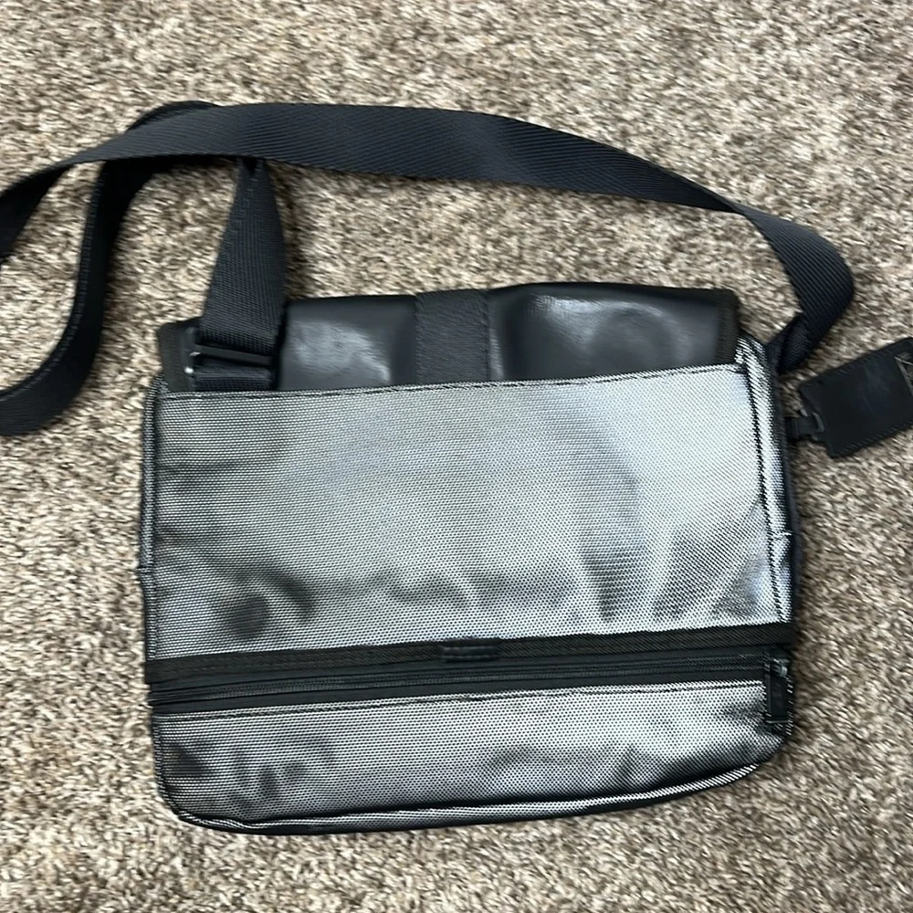 TUMI ALPHA BRAVO TRAVIS CROSSBODY MESSENGER BAG BLACK GREY IN REFLECTIVE SILVER